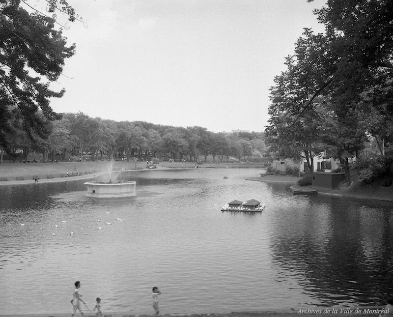Lac du Parc Lafontaine (sic) and luminous fountain, 1960