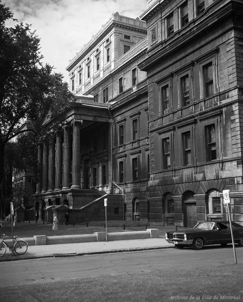 Old courthouse, located on rue Notre-Dame east, 1966