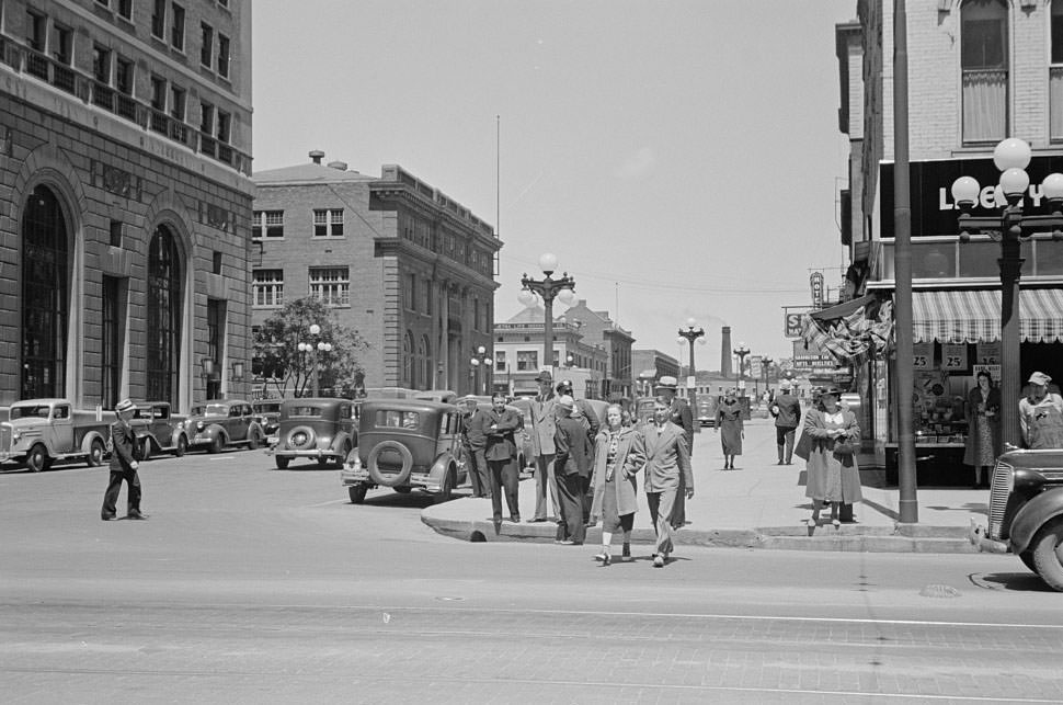 Sign across main street, Peoria, Illinois, 1938