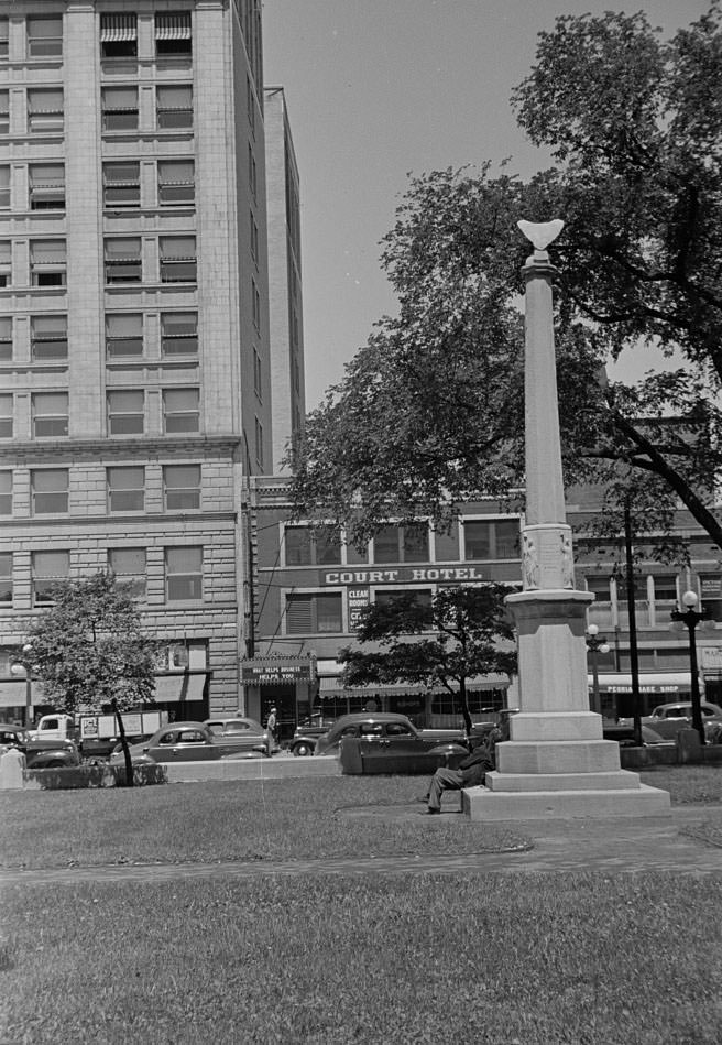 Courthouse steps, Peoria, Illinois, 1938