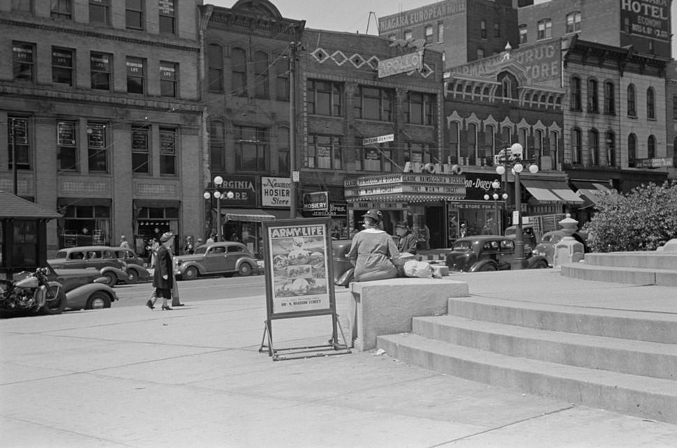 Courthouse steps, Peoria, Illinois, 1938