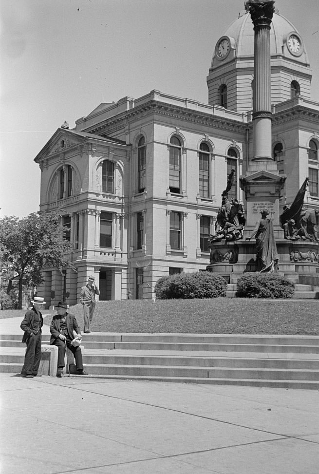 Courthouse steps, Peoria, Illinois, 1938