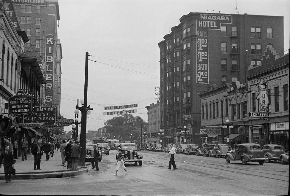 Sign across main street, Peoria, Illinois, 1938