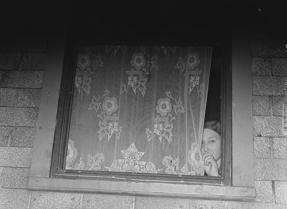 Women at window, Peoria, Illinois, 1938