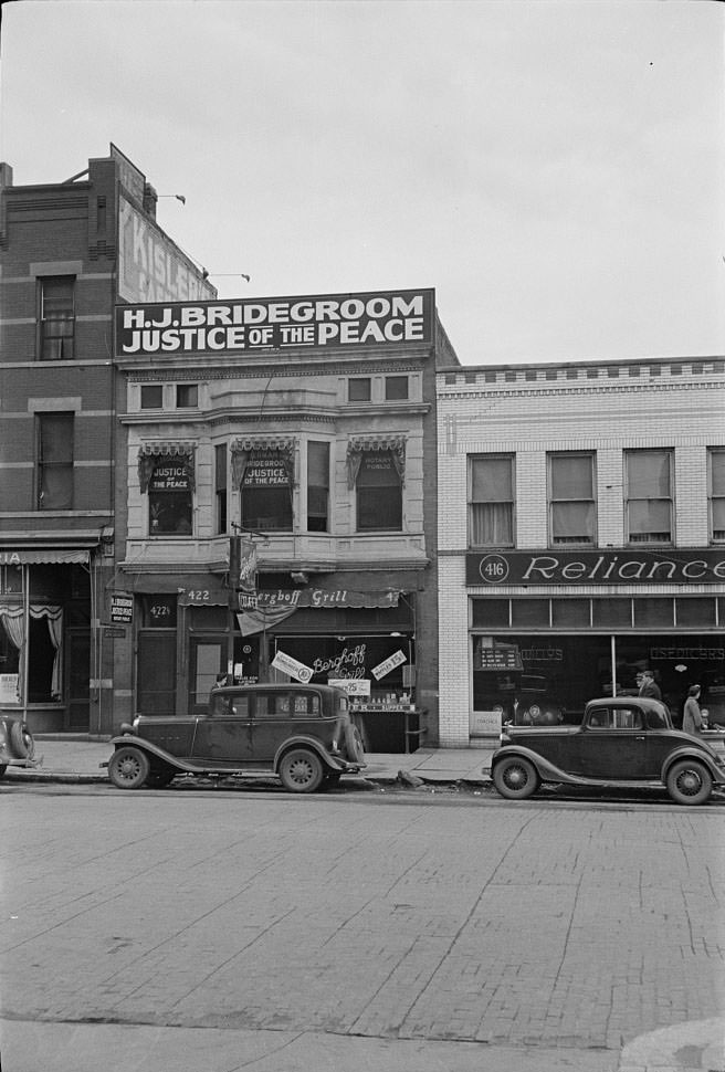 Street opposite courthouse, Peoria, Illinois, 1938