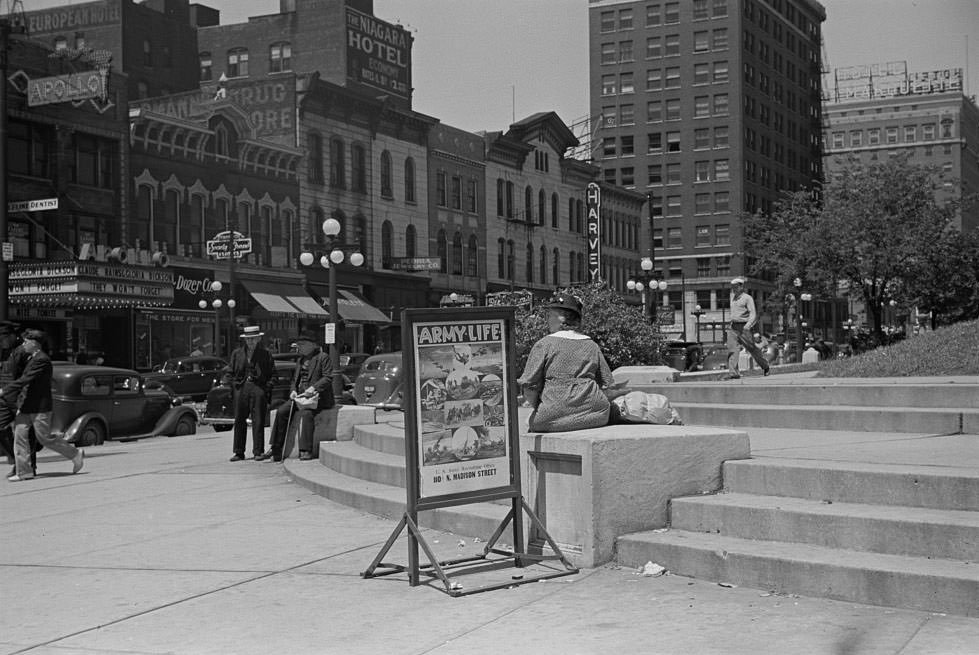 Courthouse steps, Peoria, Illinois, 1938