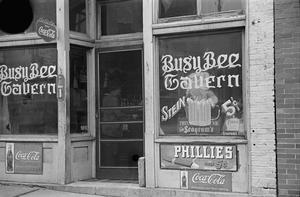Beer tavern, Peoria, Illinois, 1938
