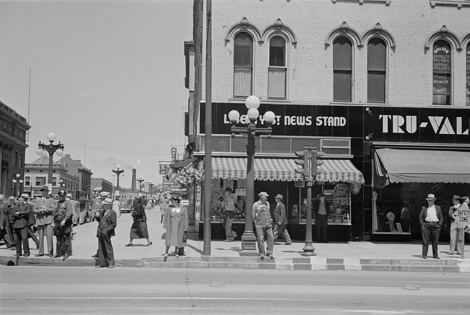 Sign across main street, Peoria, Illinois, 1938