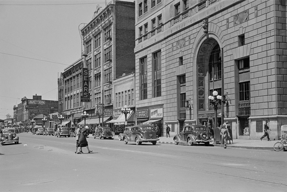 Sign across main street, Peoria, Illinois, 1938