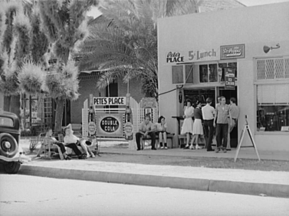 Small lunchroom where students gather near Phoenix Union High School, Phoenix, Arizona, 1940