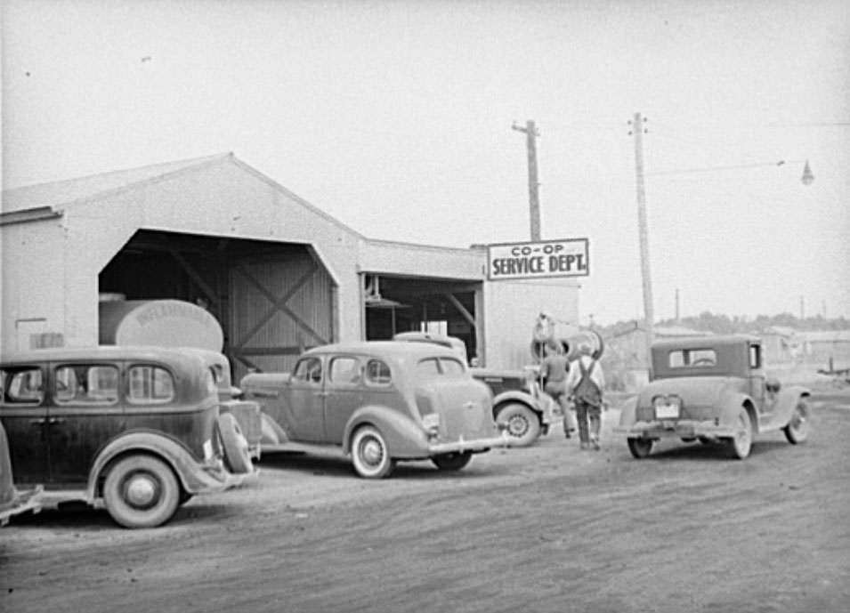 The United Producers and Consumers Cooperative maintains its own automobile service department, Phoenix, Arizona, 1940