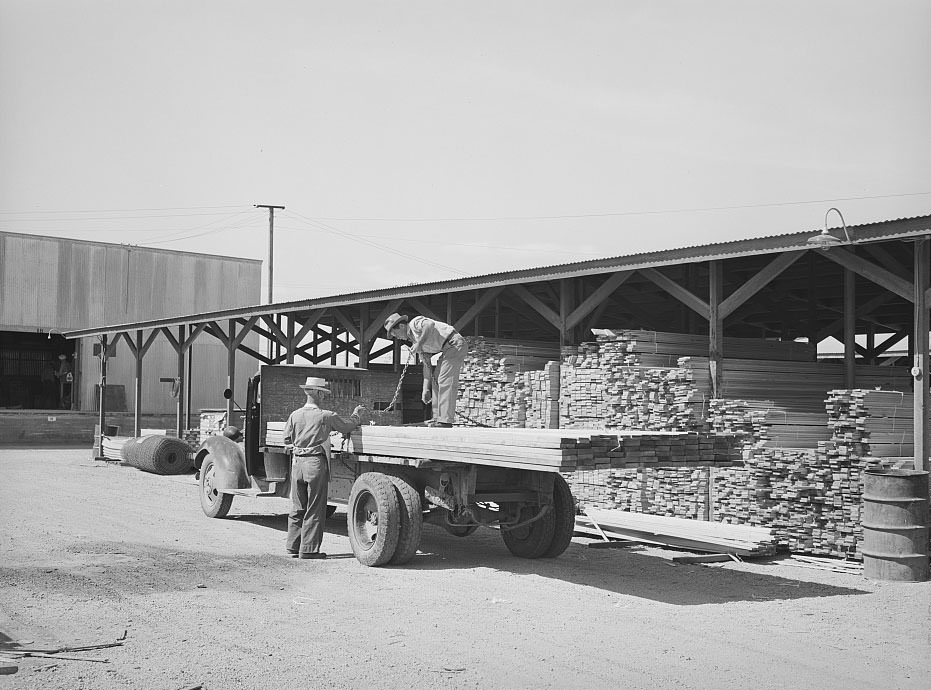 Lumber being loaded onto truck at the Producers and Consumers Cooperative, Phoenix, Arizona, 1940