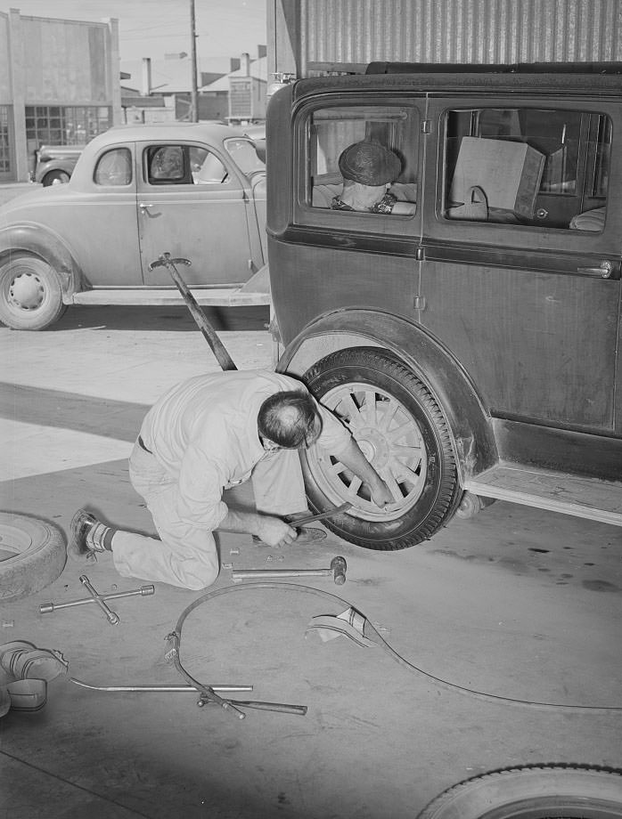 Changing a tire at the United Producers and Consumers Cooperative service station, Phoenix, Arizona, 1940