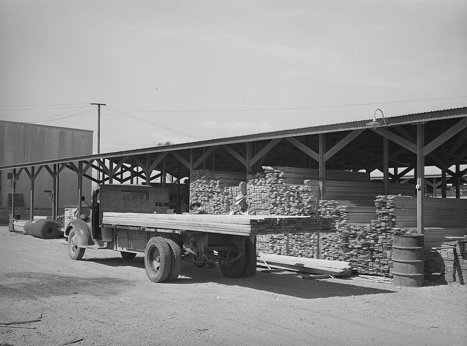 Lumber being loaded onto truck at the Producers and Consumers Cooperative, Phoenix, Arizona, 1940