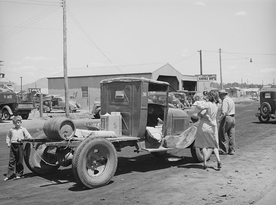 Farmer with his truck loaded with goods which he has bought from the United Producers and Consumers Cooperative, Phoenix, Arizona, 1940
