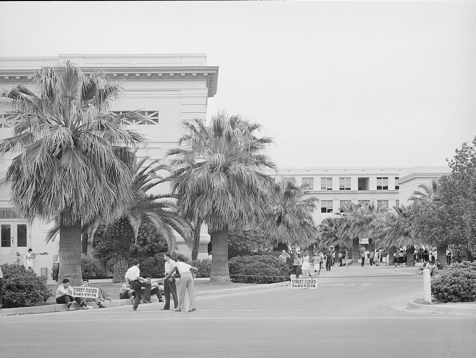 Noon hour at the Phoenix Union High School, Phoenix, Arizona, 1940