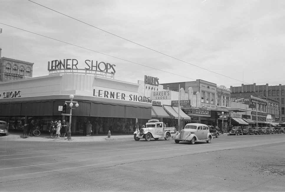One of the main streets of Phoenix, Arizona, 1940