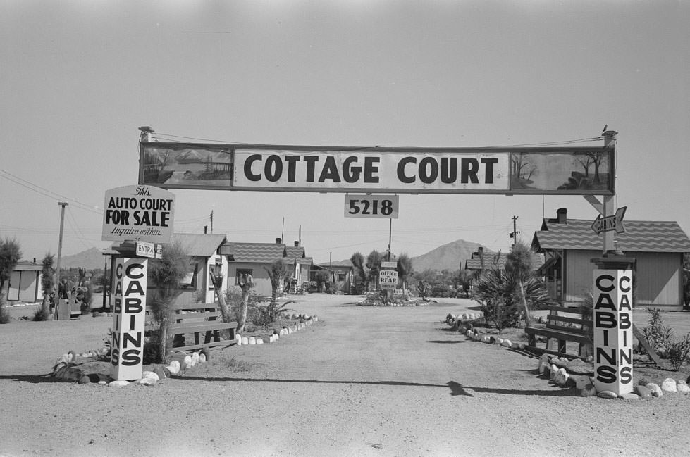 Tourist court in Phoenix, Arizona, 1940