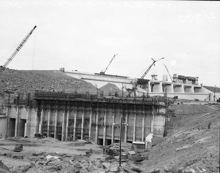 Construction of the dam and powerhouse on the Rio Grande, 1953