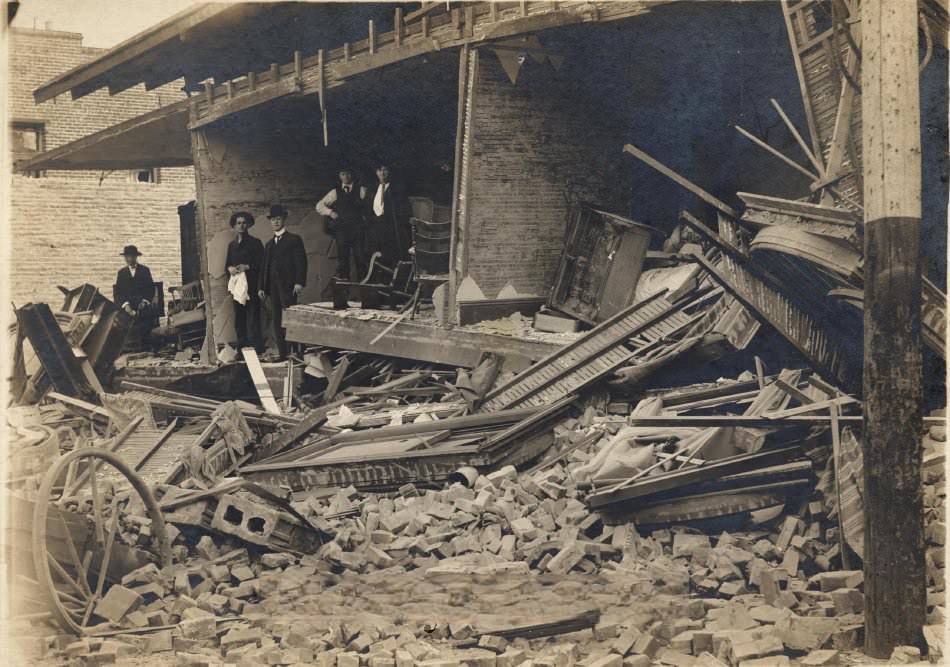 Building damaged after 1906 earthquake.