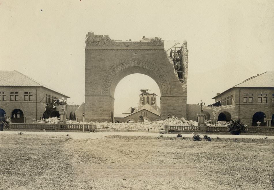 Memorial Arch after 1906 earthquake.