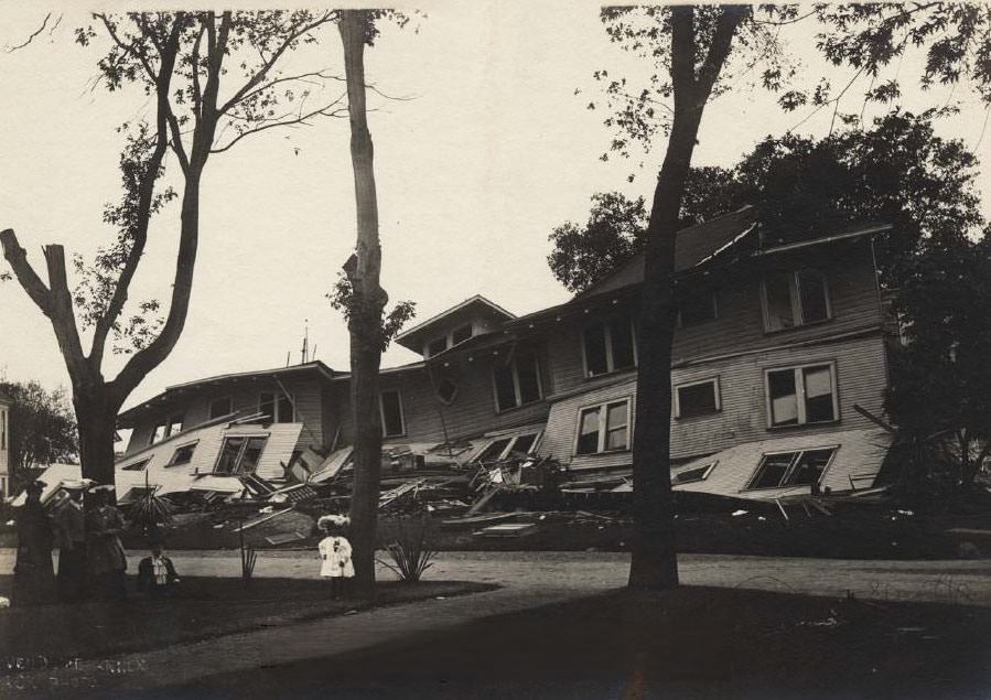 Earthquake damage to Vendome Hotel Annex, San Jose, 1906