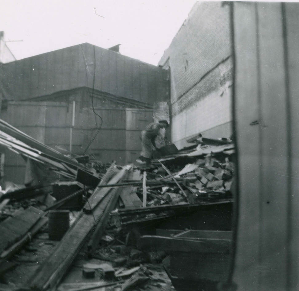 Earthquake damaged building, 1906