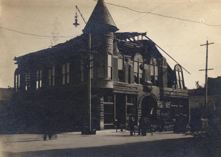 A destroyed building after the 1906 earthquake.