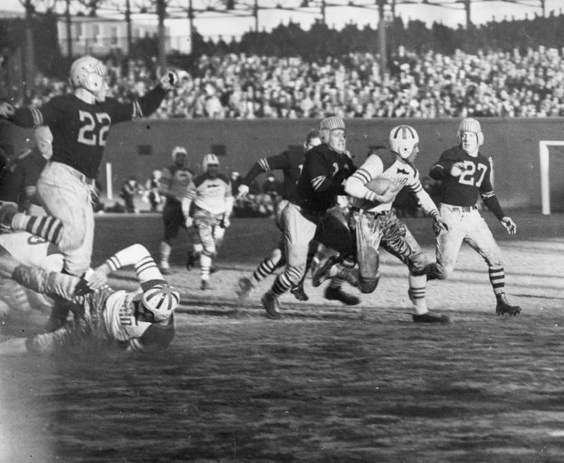 Gene Alford, a parcel of greased lightning, is shown gaining 10 yards for St. Louis against Pittsburgh yesterday, 1934