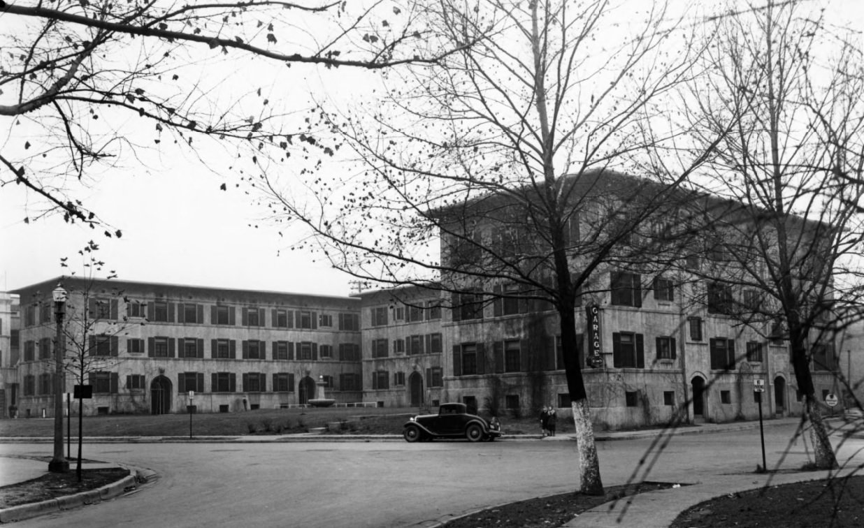 A street view of the Donaldson Court Apartments at Delmar and Westgate, where the courtyard can be seen, 1935