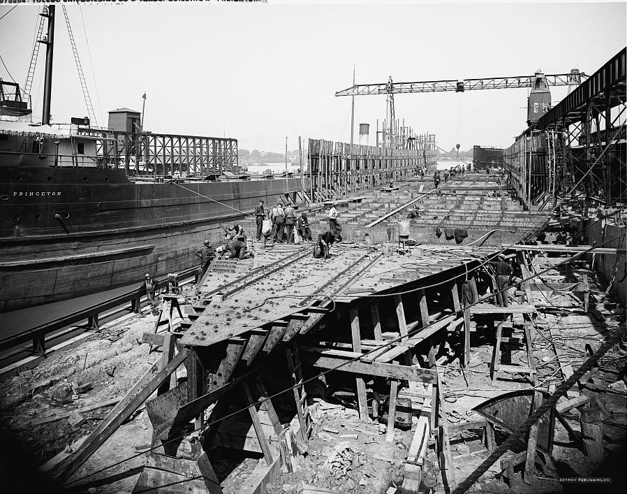 Toledo Shipbuilding Co.'s yards, building a freighter, 1910