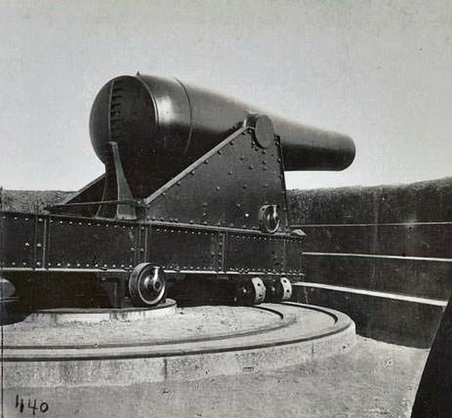 Fifteen-inch gun in Battery Rodgers on the Potomac, 1861