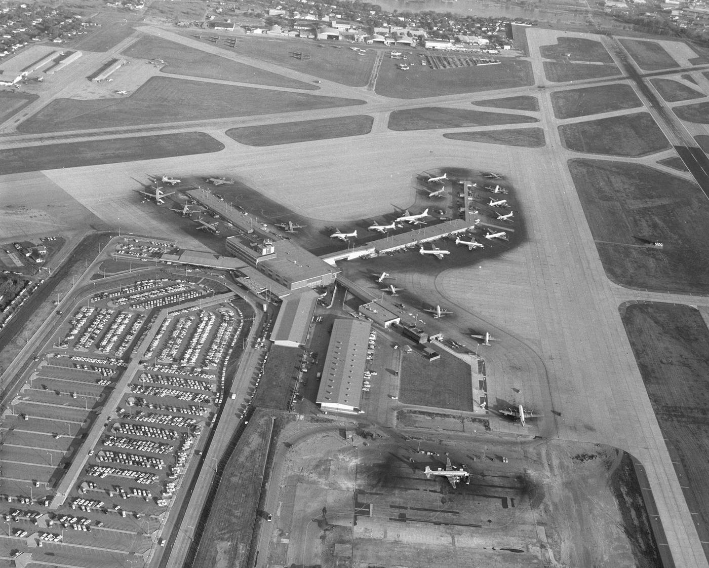 Aerial view of planes at Love Field at 7 a.m., Dallas, 1960