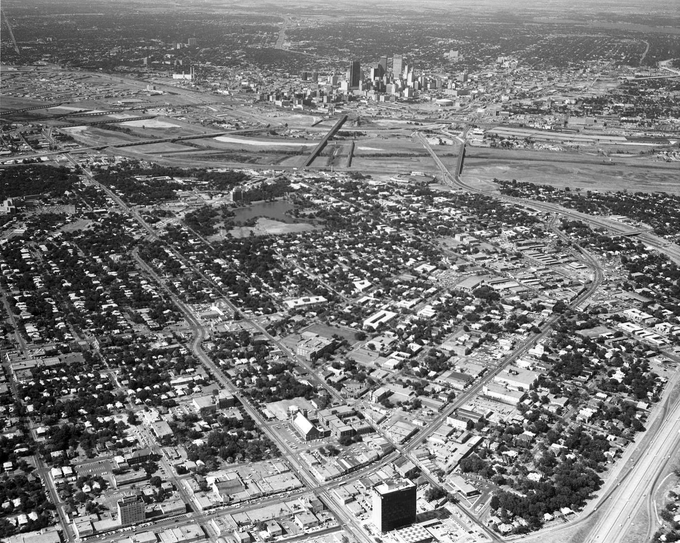 Aerial of Zang Boulevard, Beckley Avenue, and West Jefferson Street looking northeast towards the downtown Dallas skyline, 1964