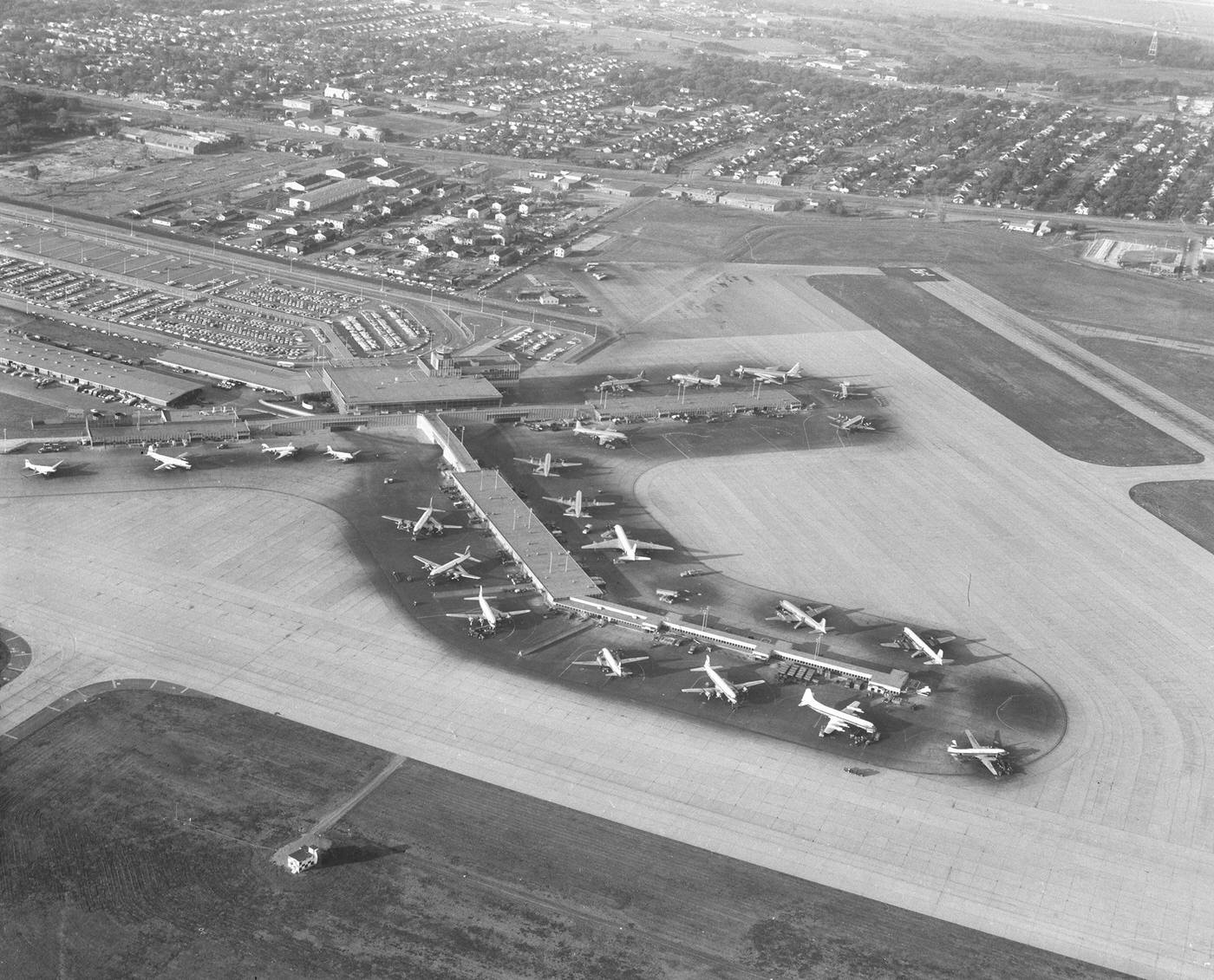 Aerial view of planes at Love Field at 7 a.m., Dallas, 1960