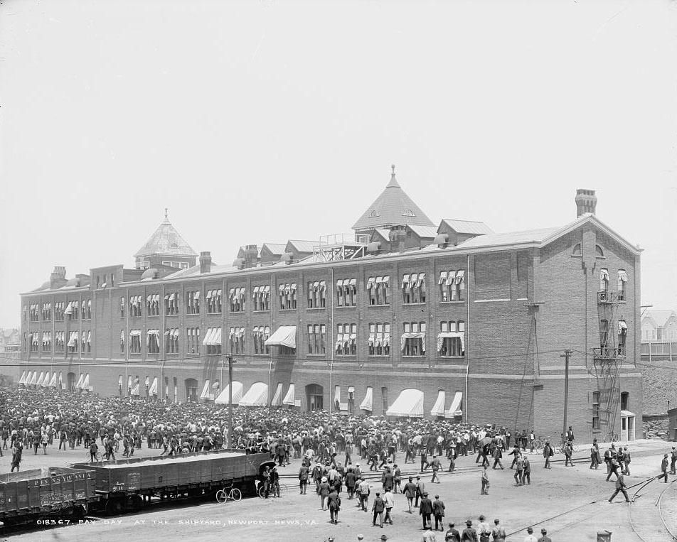 Pay day at the shipyard, Newport News, 1905