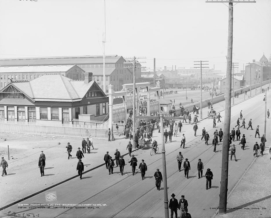 Noon hour at the shipyard, Newport News, 1905