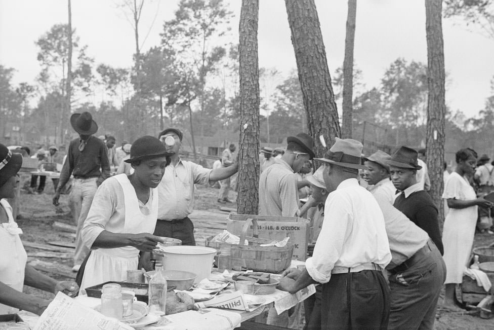 Workmen having lunch, Newport News Homesteads, Virginia, 1936