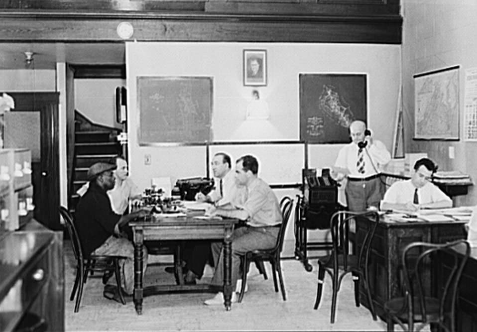 Re-employment service at Newport News, Virginia. Staff director Hornblein in corner at the telephone, 1936