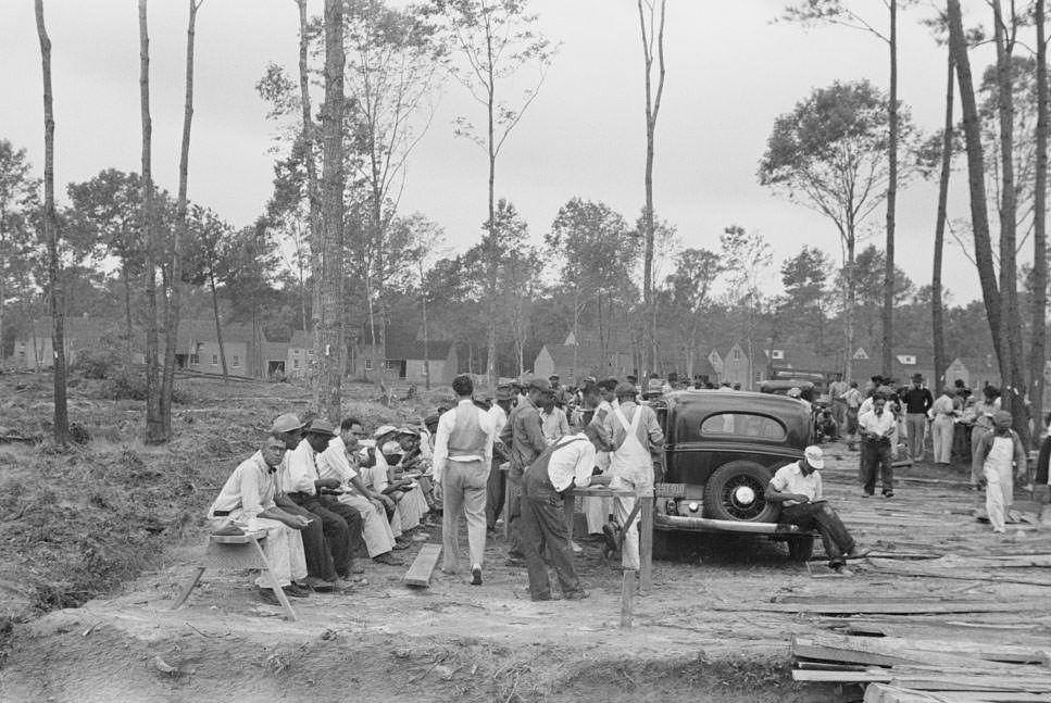 Workmen having lunch, Newport News Homesteads, Virginia, 1936