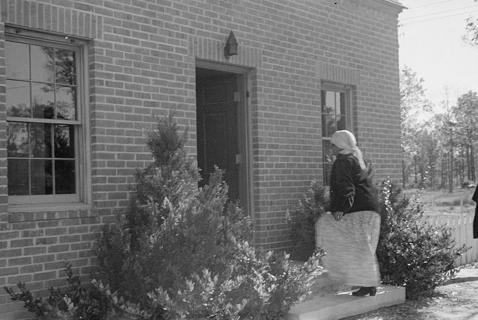 Young couple moving in at Newport News Homesteads, Virginia, 1937