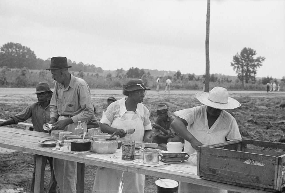 People on a picnic, Newport News, 1936