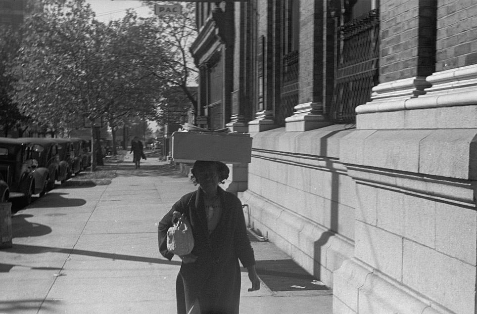 Woman carrying groceries, Newport News, Virginia, 1937