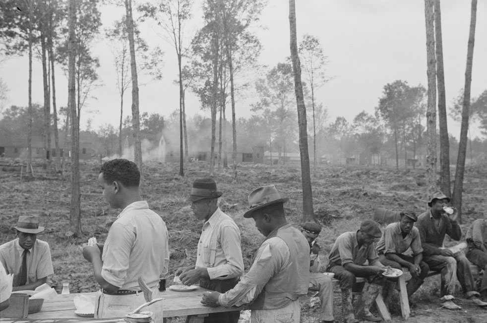 Workers having lunch, Newport News Homesteads, Virginia, 1936