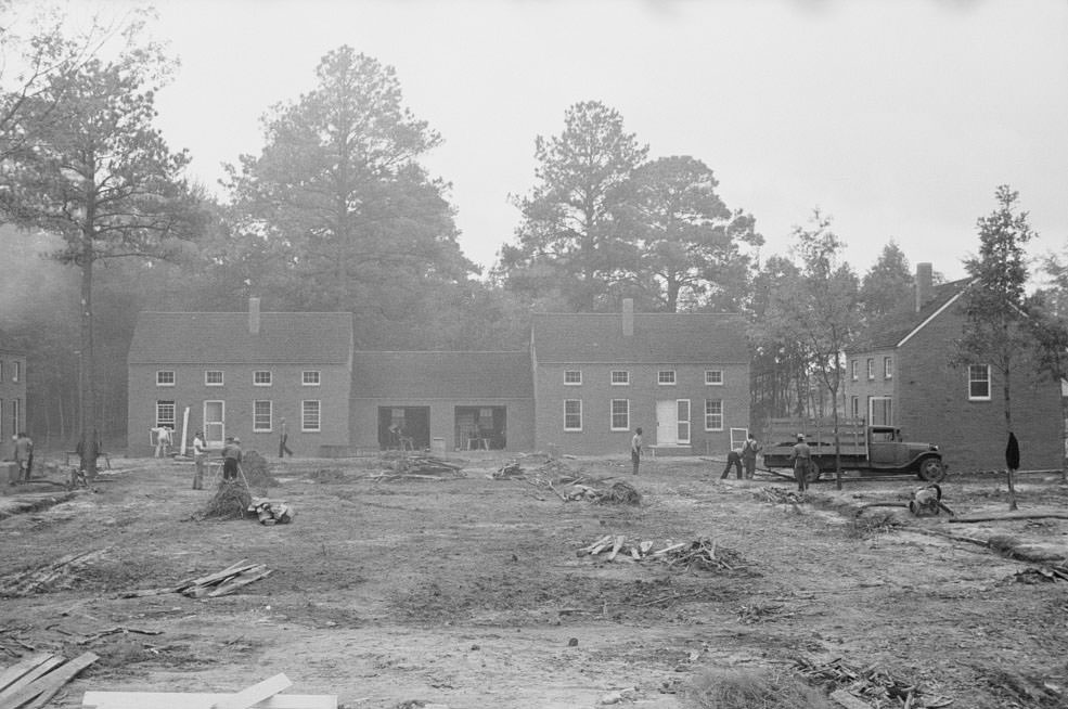 Workers having lunch, Newport News Homesteads, Virginia, 1936