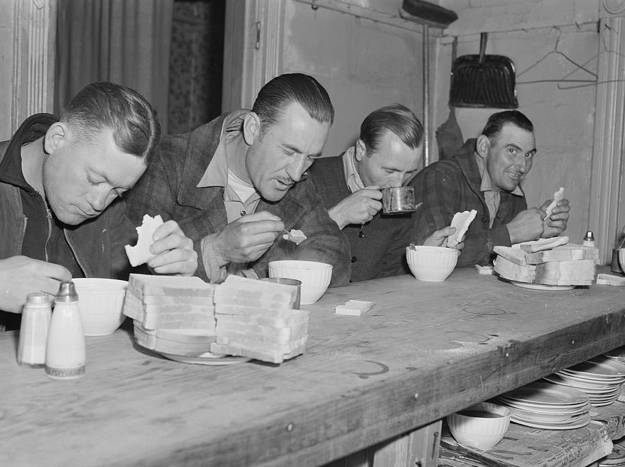 Men eating at Salvation Army, Newport News, Virginia, 1941