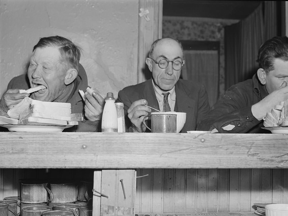 Men eating at Salvation Army. Newport News, Virginia, 1941