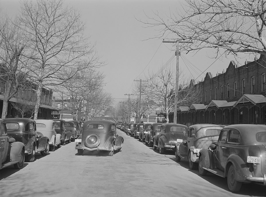 Residential section. Parked cars of shipyard workers, Newport News, 1941