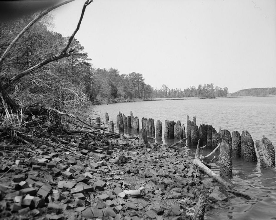 Davis & Kimpton Brickyard, West bank of Warwick River,1943
