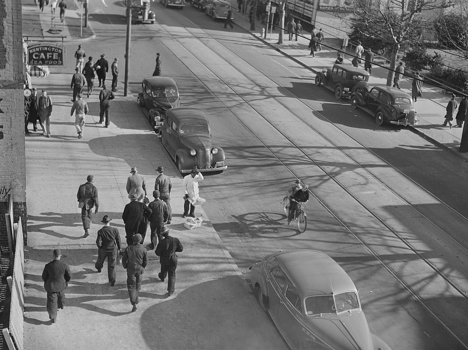 Shipyard workers going home at 4:00 p.m. Newport News, Virginia, 1941